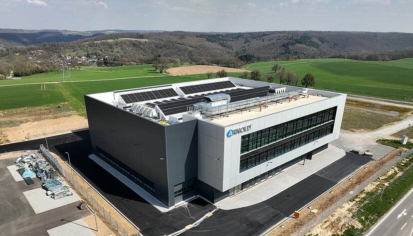 Der erste Abschnitt des neuen Arnold-Produktionsgeb&auml;udes im Forchtenberger Gewerbegebiet "Rauhbusch" steht. 2028, nach zwei weiteren Bauabschnitten, soll es 400 Mitarbeitern Platz bieten.
Foto: Arnold