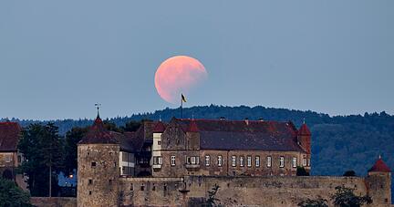Partielle Mondfinsternis mit Burg Stettenfels.