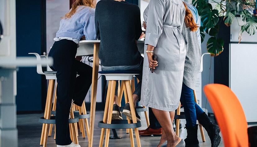 Mit engen Freunden ist ein Gespr&auml;ch &uuml;ber das Gehalt kein Problem. Der Arbeitgeber kann in der Regel auch nicht verbieten, sich mit Kolleginnen und Kollegen &uuml;ber das Thema auszutauschen.