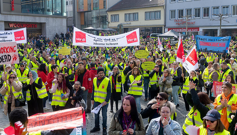 Am Dienstag legten hunderte Besch&auml;ftigte die Arbeit nieder und folgten dem Aufruf der Gewerkschaft Verdi zum Warnstreik.
