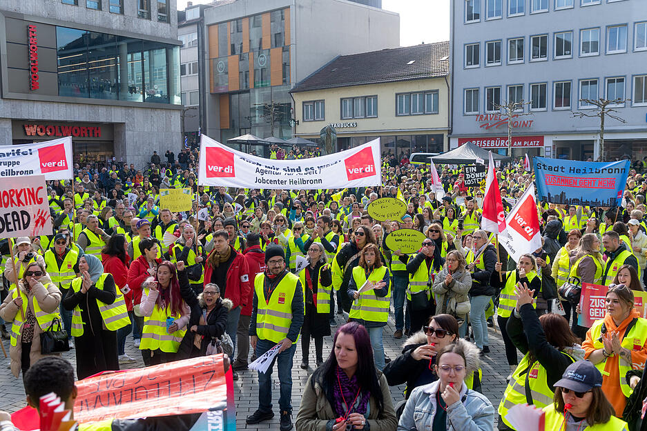 Am Dienstag legten hunderte Beschäftigte die Arbeit nieder und folgten dem Aufruf der Gewerkschaft Verdi zum Warnstreik. Am Dienstag legten hunderte Beschäftigte die Arbeit nieder und folgten dem Aufruf der Gewerkschaft Verdi zum Warnstreik.