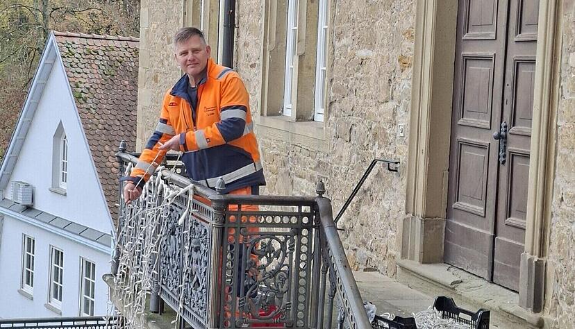 Die Bauhof-Elektriker haben am 11. November begonnen, die über 800 Meter zusätzliche Weihnachtsbeleuchtung zu installieren. Die Bauhof-Elektriker haben am 11. November begonnen, die über 800 Meter zusätzliche Weihnachtsbeleuchtung zu installieren.