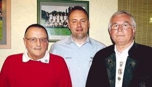 Für 60-jährige Treue zu den Sportfreunden Lauffen konnte Vorsitzender Steffen Baumann (Mitte) Karl Link (links) und Karl Gayer auszeichnen.Foto: Fischer