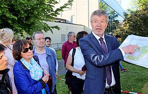 Hans-Peter Barz, Leiter des st&auml;dtischen Gr&uuml;nfl&auml;chenamtes, erkl&auml;rte Mitte Mai an Ort und Stelle, wie der neue Harmonie-Stadtgarten mit dem Parkhotel im Mittelpunkt einmal aussehen wird. Der Park soll insgesamt etwas gr&ouml;&szlig;er werden.Foto: Archiv/Seidel