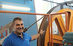 G&uuml;nter Kantenwein ist Betriebsleiter der Bergbahn. Im Maschinenraum schaut er nach dem Rechten.