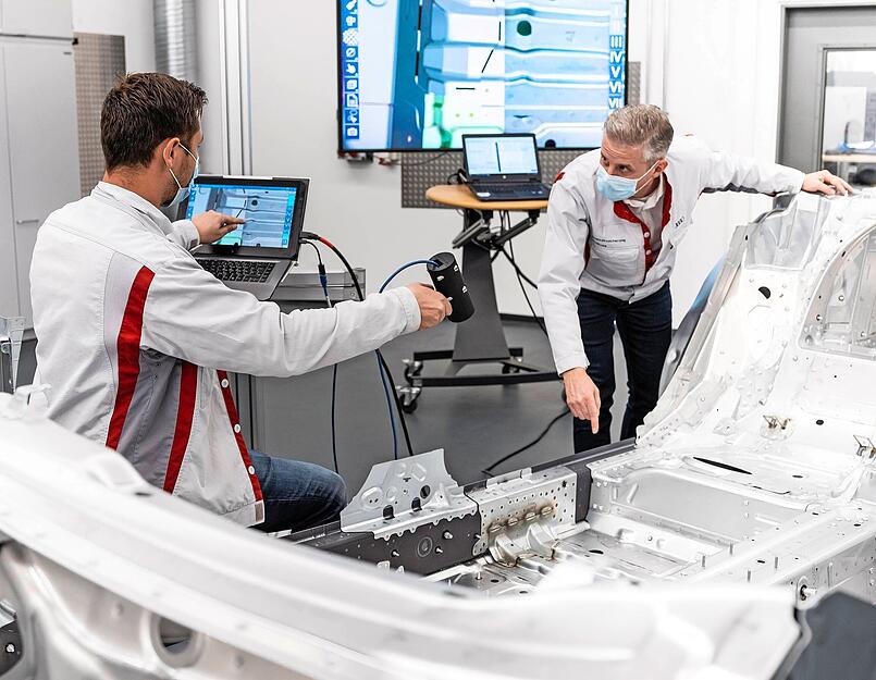 Hier sieht man die Qualitätsprüfung der A8-Karosserie, unterstützt durch eine Augmented Reality Anwendung. Hier sieht man die Qualitätsprüfung der A8-Karosserie, unterstützt durch eine Augmented Reality Anwendung.