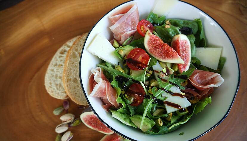In einem grünen Salat passen Schinken und geröstete Pistazien hervorragend zu Feigen.