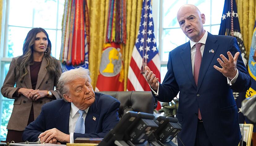 Die US-Regierung um Präsident Donald Trump will Inhaber eines WM-Tickets bei Visa-Terminen bevorzugt behandeln. Die US-Regierung um Präsident Donald Trump will Inhaber eines WM-Tickets bei Visa-Terminen bevorzugt behandeln.