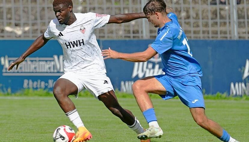Christopher Diamalembe (links) überzeugt zuletzt mit seinen Trainingsleistungen, kommt deshalb auch mal im Mittelfeld beim VfB zum Einsatz.
Foto: Michael Nachreiner