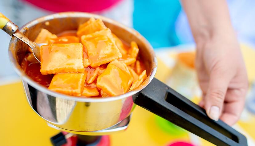 Ein einfacher Campingkocher reicht notfalls bei Stromausfall für warmen Tee und etwas Warmes zum Essen. (Archivfoto) Ein einfacher Campingkocher reicht notfalls bei Stromausfall für warmen Tee und etwas Warmes zum Essen. (Archivfoto)