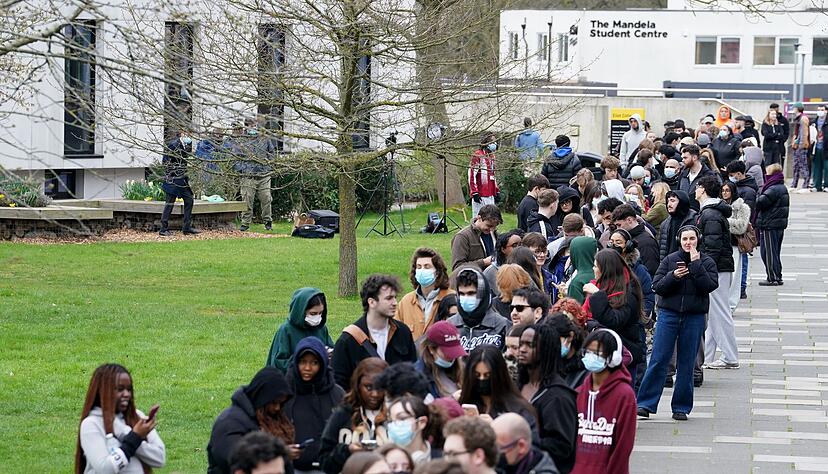 Menschen stehen an, um vorsorglich Antibiotika zu erhalten.
