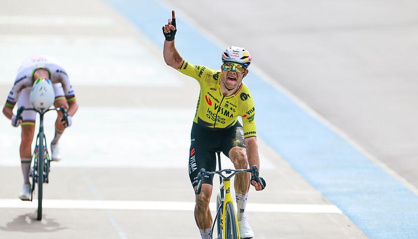 Der Belgier Wout van Aert (r) überquert die Ziellinie vor dem Slowenen Tadej Pogacar. Der Belgier Wout van Aert (r) überquert die Ziellinie vor dem Slowenen Tadej Pogacar.