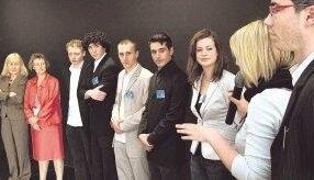 Die EU-Abgeordneten Heide R&uuml;hle (links) und Evelyne Gebhardt (zweite von links) diskutieren mit den Sch&uuml;lern &uuml;ber ihre Konzepte. Foto: Guido Sawatzki