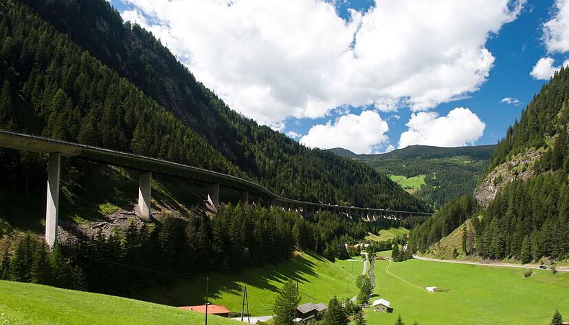 An der Luegbrücke wird inzwischen gebaut - zudem gibt es eine veränderte Verkehrsführung. Das sorgt für Staus. (Archivbild) An der Luegbrücke wird inzwischen gebaut - zudem gibt es eine veränderte Verkehrsführung. Das sorgt für Staus. (Archivbild)