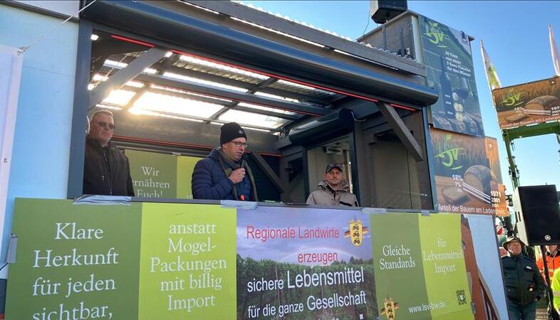 Marc Berger vom LSV Deutschland h&auml;lt eine Rede vor der Lidl-Deutschland-Zentrale in Bad Wimpfen.