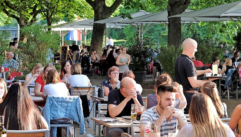 Ein Feierabendbier in netter Gesellschaft ist jetzt wieder möglich. Doch die Gastronomen und Händler in Heilbronn sind nach dem monatelangen Lockdown angeschlagen. Foto: Archiv/Mugler