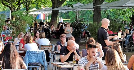 Ein Feierabendbier in netter Gesellschaft: Bei gutem Wetter sind die Lokale in Heilbronn, wie hier an der Neckarmeile, gut besucht. Doch speziell in der Innenstadt gibt es immer weniger eigenständige Restaurants und Kneipen. Foto: Mugler, Dennis
