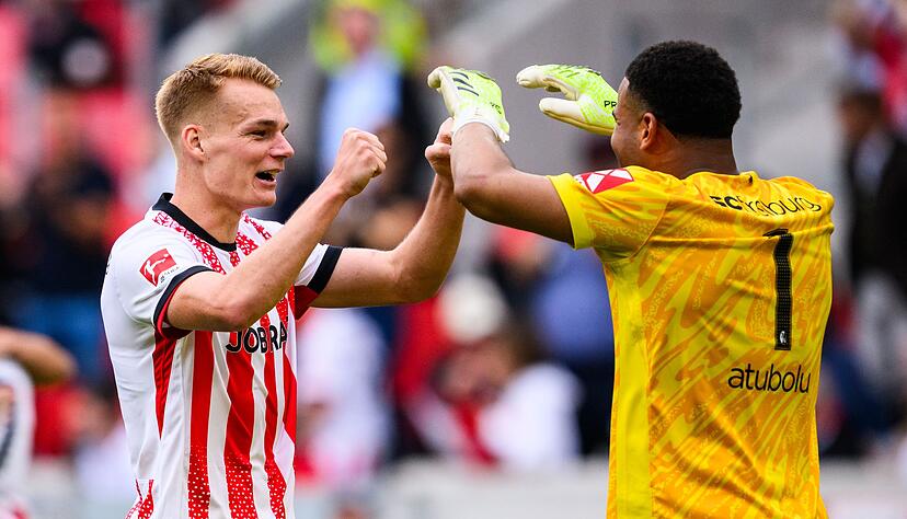 Mit dem SC Freiburg feierte Noah Atubolu (r.) am Samstag den ersten Saisonsieg. Mit dem SC Freiburg feierte Noah Atubolu (r.) am Samstag den ersten Saisonsieg.
