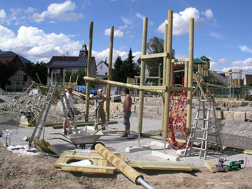Die Abenteuerspiele-Landschaft mit Piratenschiff, Fort und Baumhaus wird im August 2007 aufgebaut.