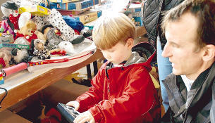 Auch für kleine Besucher findet sich auf dem Flohmarkt in Neuenstadt allerlei. Zwölf Traktorladungen hatte die Kirchenjugend angeschleppt.
Foto: Waltraud Langer Auch für kleine Besucher findet sich auf dem Flohmarkt in Neuenstadt allerlei. Zwölf Traktorladungen hatte die Kirchenjugend angeschleppt.
Foto: Waltraud Langer