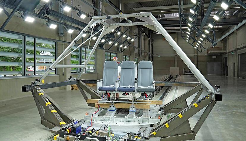 Mark Hiller, Chef und Gesellschafter des Flugzeugsitzherstellers Recaro, in einem Gaming-Sitz. Links die Crashtest-Anlage, f&uuml;r die in der Krise Millionen investiert wurden.     
Fotos: Recaro