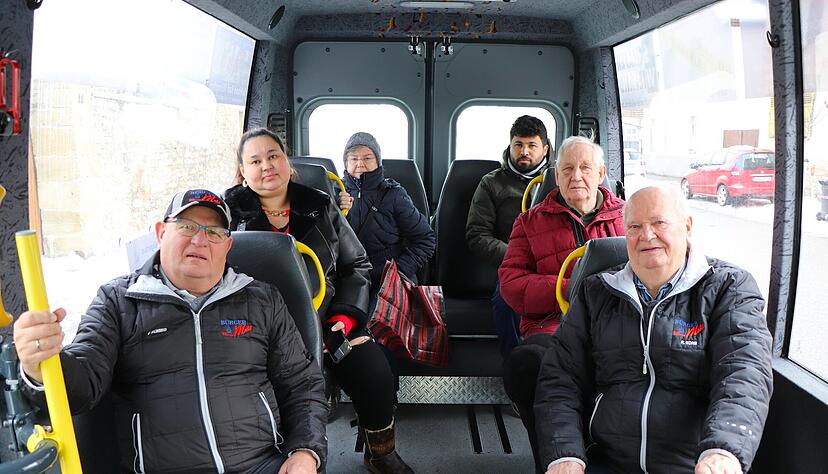 Am Vormittag ist der Bürgerbus gut besetzt. Fahrer Ernst Schmid (vorne links) und Reinhold Korb (vorne rechts), Geschäftsführer des Bürgerbusvereins, freuen sich über die feste Verankerung des Angebots im Bad Wimpfener Alltag.
Foto: Daniel Hagmann Am Vormittag ist der Bürgerbus gut besetzt. Fahrer Ernst Schmid (vorne links) und Reinhold Korb (vorne rechts), Geschäftsführer des Bürgerbusvereins, freuen sich über die feste Verankerung des Angebots im Bad Wimpfener Alltag.
Foto: Daniel Hagmann