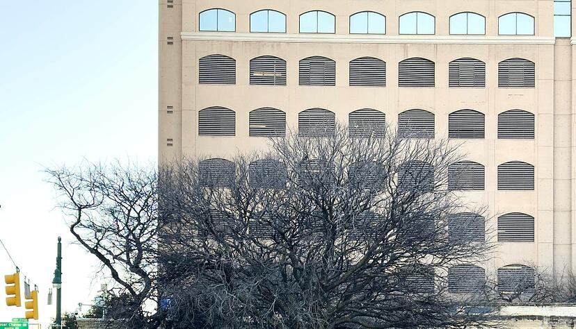 Versteckspiele: Die Ladefläche hat ein Rollo zur Abdeckung. Versteckspiele: Die Ladefläche hat ein Rollo zur Abdeckung.