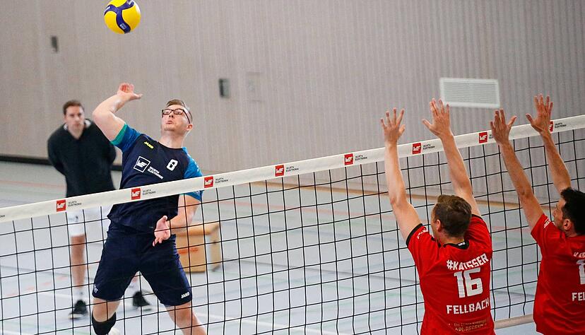 Außenangreifer Nikita Litzbarski (links) und die SG Sportschule Waldenburg haben ihren Saisonauftakt beim SV Fellbach II verloren. Außenangreifer Nikita Litzbarski (links) und die SG Sportschule Waldenburg haben ihren Saisonauftakt beim SV Fellbach II verloren.