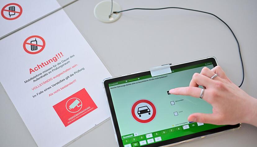 Ein 31-J&auml;hriger soll in Baden-W&uuml;rttemberg und Nordrhein-Westfalen theoretische F&uuml;hrerscheinpr&uuml;fungen f&uuml;r Fahrsch&uuml;ler absolviert haben und daf&uuml;r insgesamt 12.000 Euro erhalten haben. (Symbolbild)