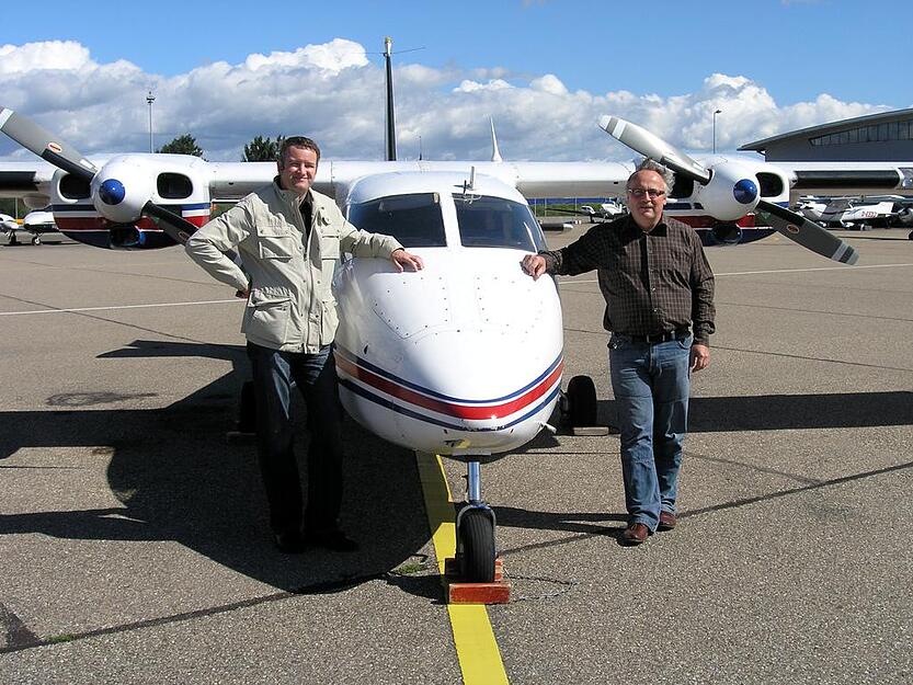 Der Pilot Frank Kasparek (links) steht zusammen mit seinem Mitarbeiter Peter Greinh&ouml;fer auf dem Flughafen in Stuttgart neben einem Hagelflieger. Er fliegt im Auftrag bei drohenden Hagelwetterlagen, um eine chemsiche L&ouml;sung in Hagelwolken zu spr&uuml;hen. Damit soll eine Bildung von gro&szlig;en Hagelk&ouml;rnern verhindert werden. Foto: Archiv/Erlekomm, Landratsamt Rems-Murr-Kreis