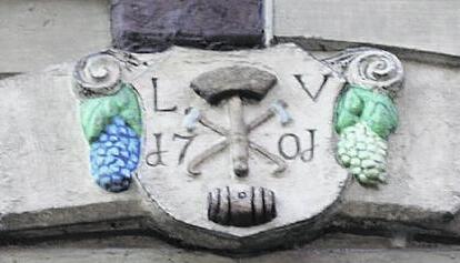 Das Zunftzeichen der Küfer an einer Hauswand in der Altstadt (links) erinnert an den Beruf des Küfers, der im Mittelpunkt seine Blüte hatte.