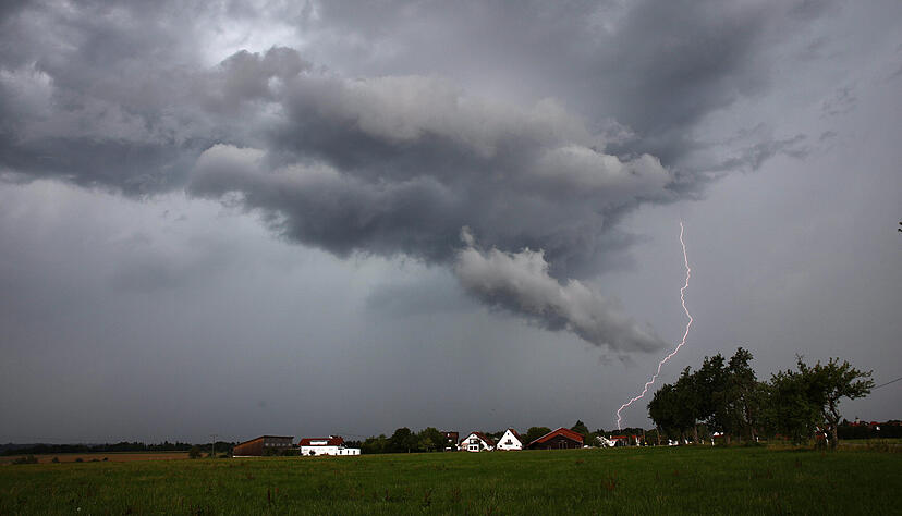 Eine Gewitterzelle nähert sich dem Ostalbkreis. Unwetter sind am Wochenende über Baden-Württemberg hinweggezogen. Eine Gewitterzelle nähert sich dem Ostalbkreis. Unwetter sind am Wochenende über Baden-Württemberg hinweggezogen.