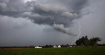 Eine Gewitterzelle nähert sich dem Ostalbkreis. Unwetter sind am Samstag über Baden-Württemberg hinweggezogen und haben örtlich für Probleme gesorgt. +++ dpa-Bildfunk +++