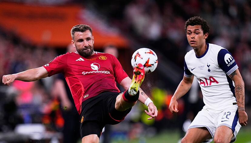 Nach der Niederlage nimmt Luke Shaw (l) vor allem die United-Spieler selbst in die Pflicht.