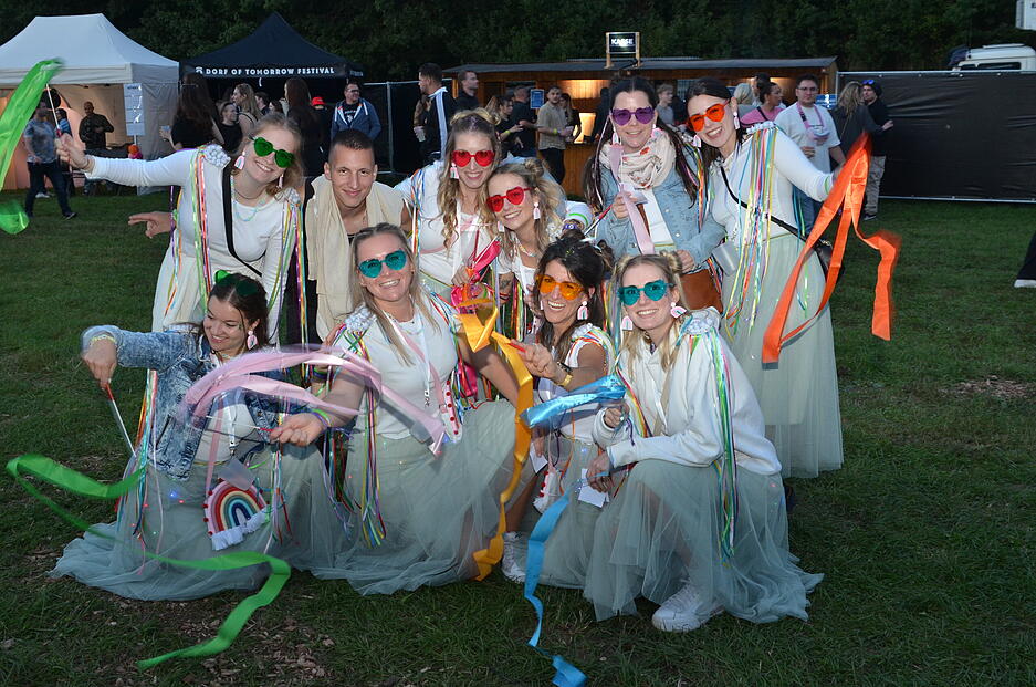 In der Hergstbach-Arena Möckmühl-Korb feiern die Gäste beim Dorf of Tomorrow bis tief in die Nacht. In der Hergstbach-Arena Möckmühl-Korb feiern die Gäste beim Dorf of Tomorrow bis tief in die Nacht.