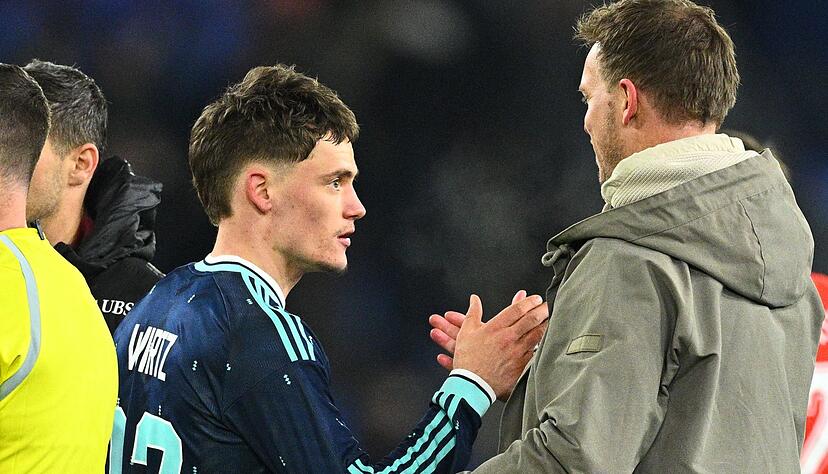 Florian Wirtz klatscht nach seinem Gala-Auftritt mit Bundestrainer Julian Nagelsmann ab.