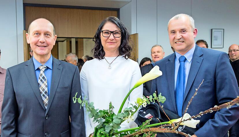 Auf in die dritte Amtszeit: Bürgermeister-Stellvertreter Matthias Hampel gratuliert Ralf Steinbrenner zur Wiederwahl. Ehefrau Nicole Steinbrenner bekam Blumen.
Foto: Archiv/Berger Auf in die dritte Amtszeit: Bürgermeister-Stellvertreter Matthias Hampel gratuliert Ralf Steinbrenner zur Wiederwahl. Ehefrau Nicole Steinbrenner bekam Blumen.
Foto: Archiv/Berger