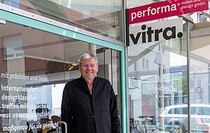 Performa in der Hafenmarktpassage setzt auf persönlichen Kontakt. Martin Ric hat nach dem Workshop einen neuen Slogan entwickelt, der bereits an der Türe steht.