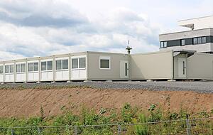 Am Eingang zum &Ouml;hringer Gewerbegebiet "Im Sichert" entsteht eine neue Containeranlage mit 48 Pl&auml;tzen, im Winter sollen die ersten Fl&uuml;chtlinge einziehen.