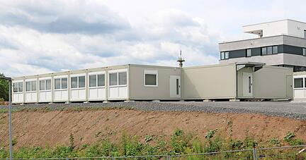 Am Eingang zum &Ouml;hringer Gewerbegebiet "Im Sichert" entsteht eine neue Containeranlage mit 48 Pl&auml;tzen, im Winter sollen die ersten Fl&uuml;chtlinge einziehen.