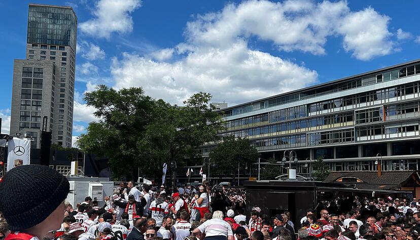 Vor dem DFB-Pokalfinale finden sich die Fans des VfB Stuttgart auf dem Breitscheidplatz ein.