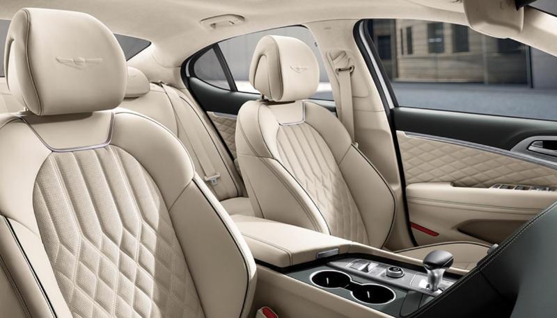 Vorne sind die Platzverh&auml;ltnisse ausgesprochen komfortabel, doch hinten ist es etwas eng.