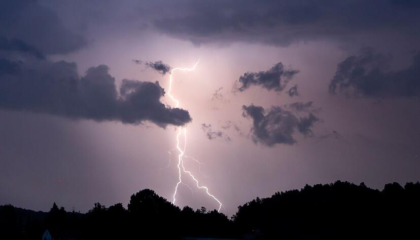 In der Nacht auf Sonntag werden schwere Gewitter mit Starkregen, Sturmböen und Hagel erwartet. In der Nacht auf Sonntag werden schwere Gewitter mit Starkregen, Sturmböen und Hagel erwartet.