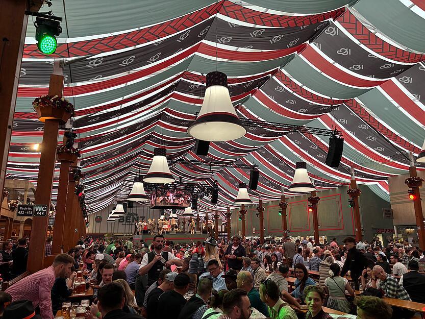 Die Festzelte auf dem Cannstatter Wasen waren beim Auftakt bereits gut besucht. Die Festzelte auf dem Cannstatter Wasen waren beim Auftakt bereits gut besucht.