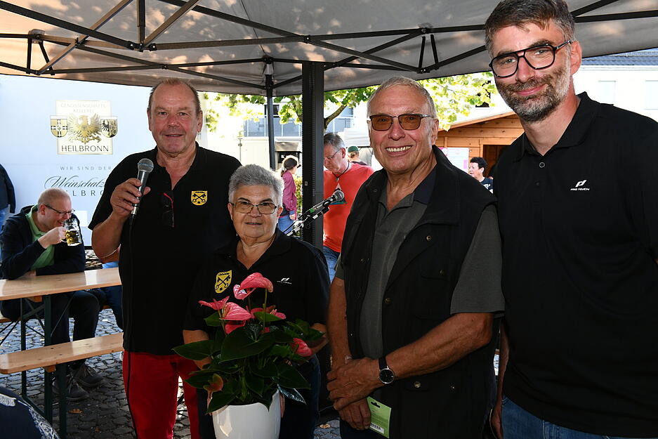 Beim Linsafamer Hocketse wird in Heilbronn-Neckargartach der Weintreff-Abschluss gemütlich gefeiert.