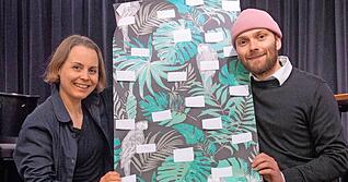 Eine Liste voller Zettel jener Dinge, die das Leben lebenswert machen, auch wenn man mitunter verzweifeln m&ouml;chte: Chris Carsten Rohmann spielt den Monolog &bdquo;All das Sch&ouml;ne&ldquo;, Nicole Buhr f&uuml;hrt Regie im Salon 3 des Stadttheaters.