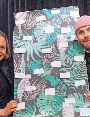 Eine Liste voller Zettel jener Dinge, die das Leben lebenswert machen, auch wenn man mitunter verzweifeln m&ouml;chte: Chris Carsten Rohmann spielt den Monolog &bdquo;All das Sch&ouml;ne&ldquo;, Nicole Buhr f&uuml;hrt Regie im Salon 3 des Stadttheaters.