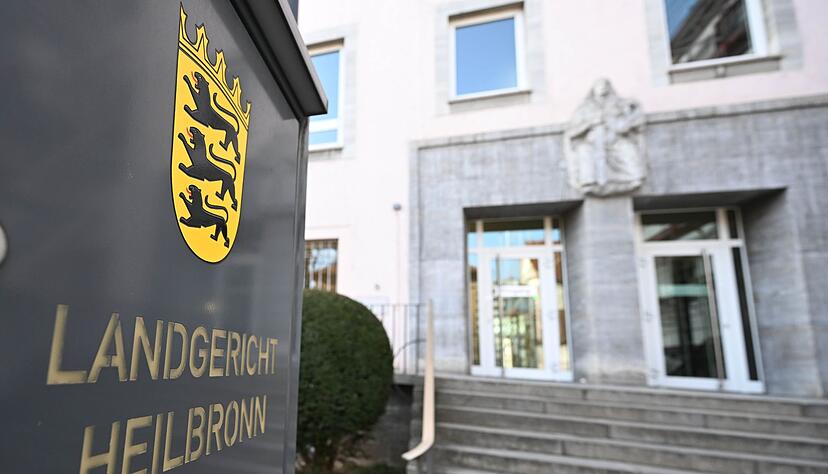 Bei dem Überfall soll ein Teil der Gruppe maskiert gewesen sein. (Archivbild) Bei dem Überfall soll ein Teil der Gruppe maskiert gewesen sein. (Archivbild)