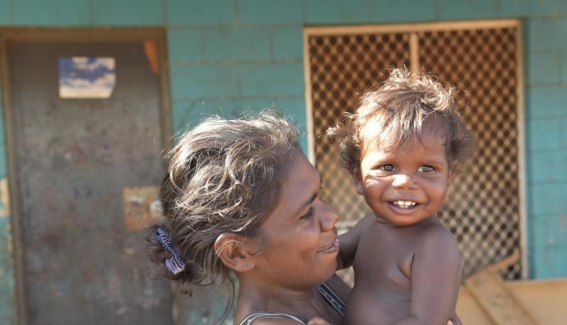 Eine indgene Mutter und ihr Kind in Ramingining im Northern Territory (Archivbild). Seit Jahrzehnten forderten Aborigines-Verbände finanzielle Entschädigungen für die Menschenrechtsverletzungen. Eine indgene Mutter und ihr Kind in Ramingining im Northern Territory (Archivbild). Seit Jahrzehnten forderten Aborigines-Verbände finanzielle Entschädigungen für die Menschenrechtsverletzungen.