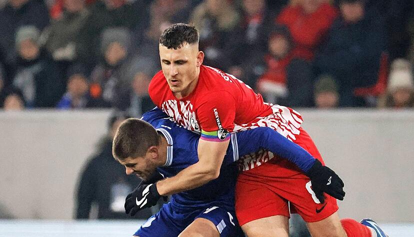 Ein Duell mit Folgen: Freiburgs Maximilian Eggestein ringt hier mit Hoffenheims Andrej Kramaric. Nicht nur in diesem Zweikampfduell hatten die Freiburger das bessere Ende für sich.
Foto: dpa Ein Duell mit Folgen: Freiburgs Maximilian Eggestein ringt hier mit Hoffenheims Andrej Kramaric. Nicht nur in diesem Zweikampfduell hatten die Freiburger das bessere Ende für sich.
Foto: dpa